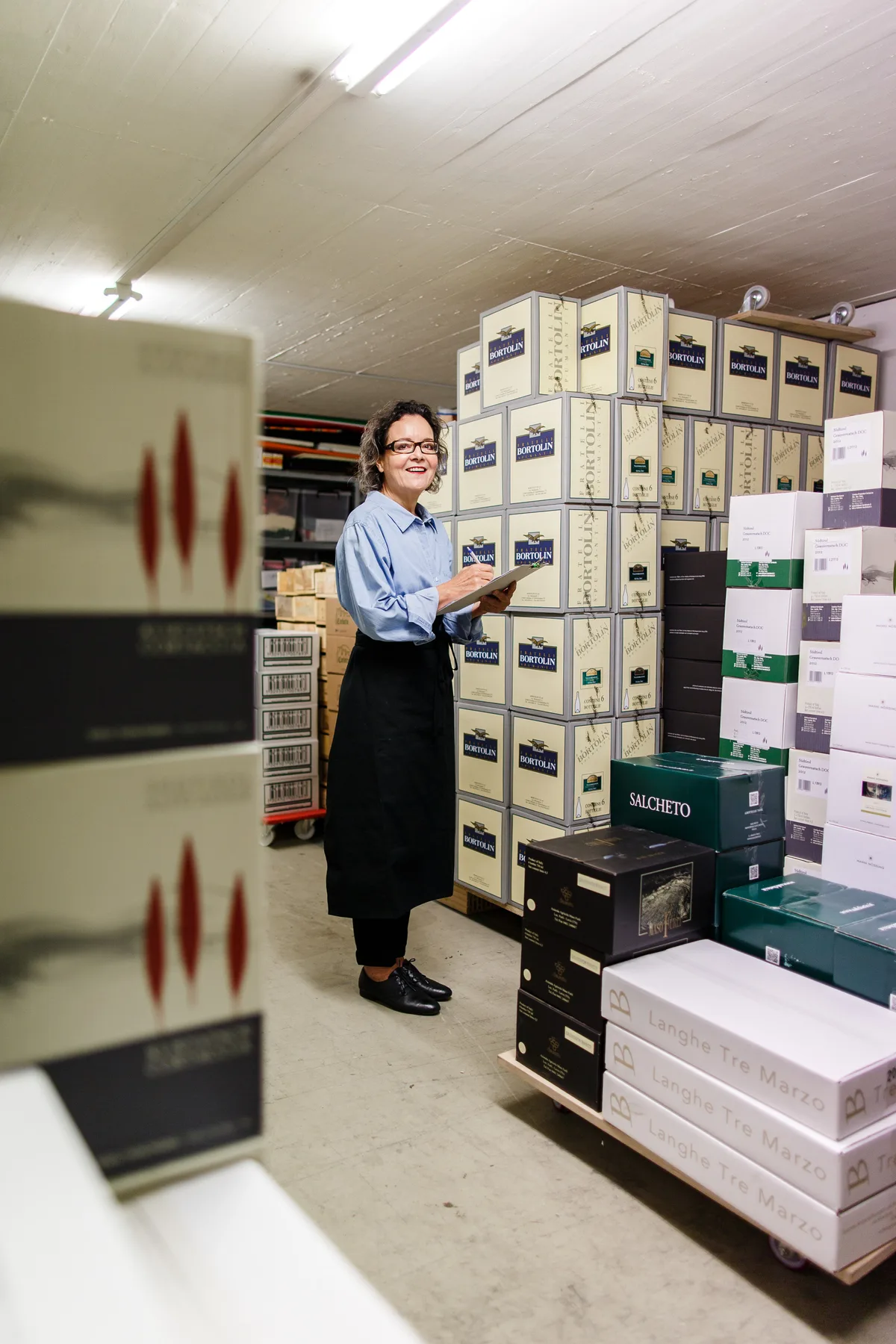 Ruth Schürch in ihrem Weinkeller, ein Bild aus dem Jahr 2019